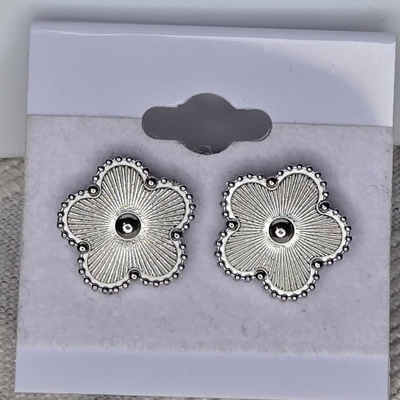 Vintage-Inspired Silver Filigree Earrings - Picture 3 of 5